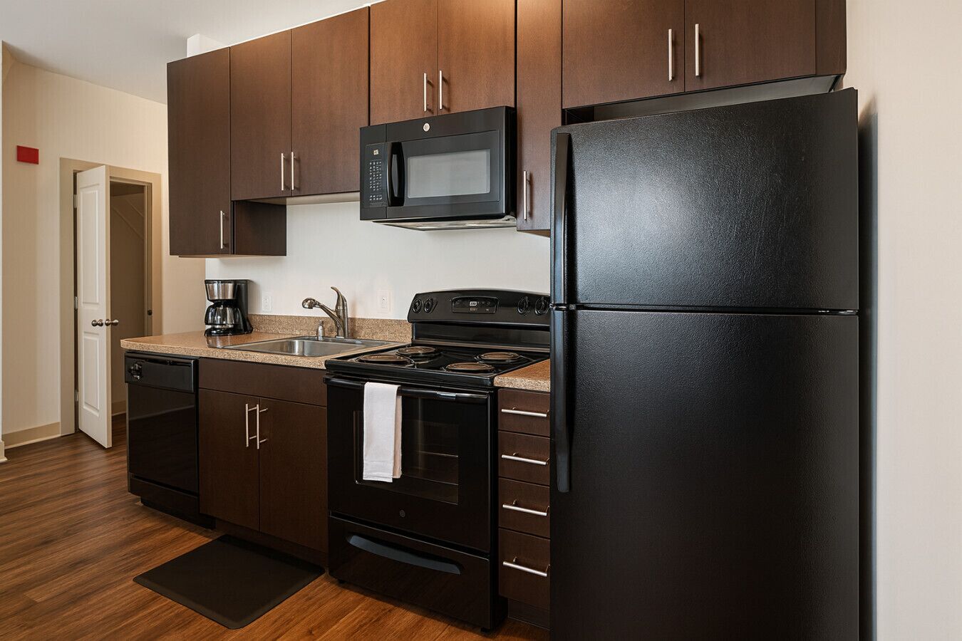 Een koelkast, een microgolfoven, een oven, een kookplaat