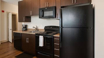 Køleskab, mikrobølgeovn, ovn, kogeplade