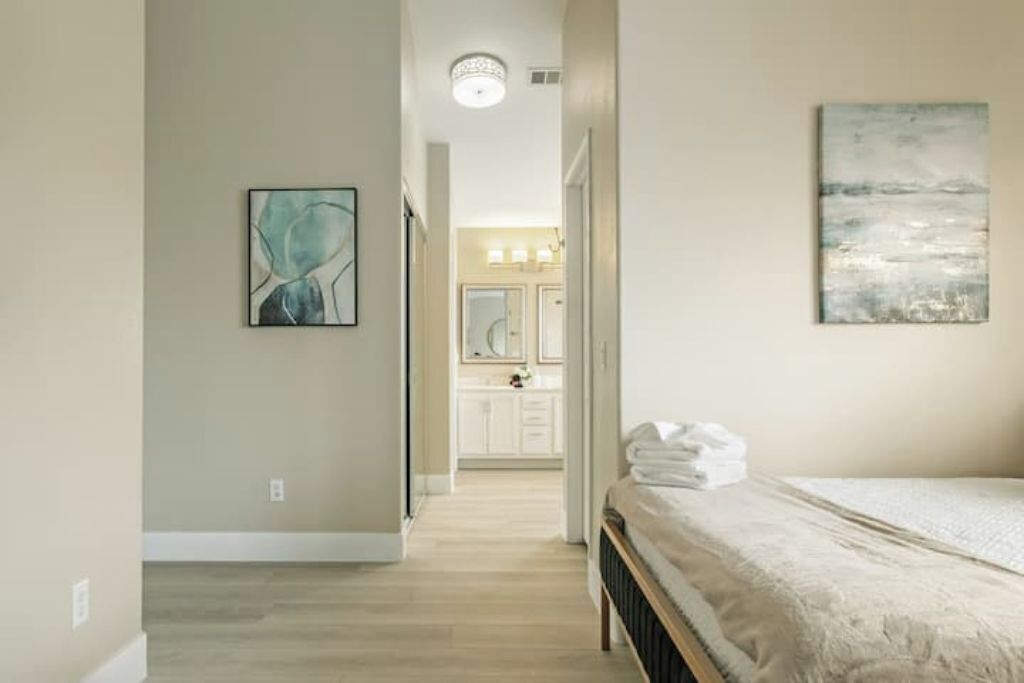5 soverom, skrivebord, strykejern/-brett og reiseseng for barn