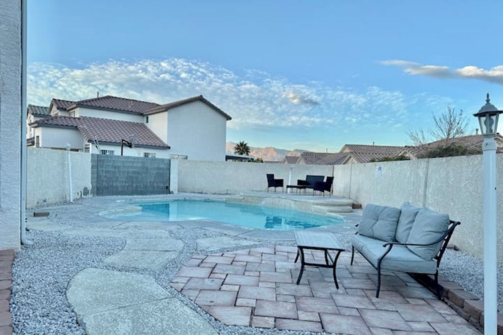 Een buitenzwembad en een verwarmd zwembad