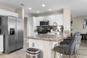 Kjøleskap, mikrobølgeovn, ovn og kokeplater