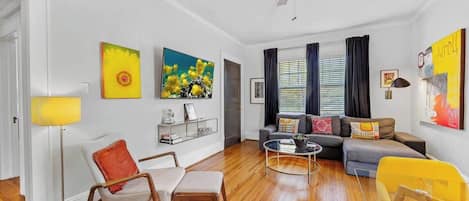 Una televisión, una oficina