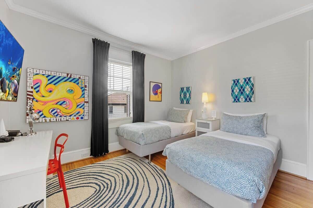 2 habitaciones, escritorio y tabla de planchar con plancha 