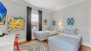 2 habitaciones, escritorio y tabla de planchar con plancha