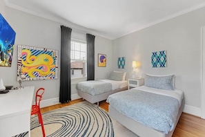 2 Schlafzimmer, Schreibtisch, Bügeleisen/Bügelbrett, Reisekinderbett