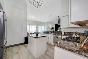 Kjøleskap, mikrobølgeovn, ovn og kokeplater