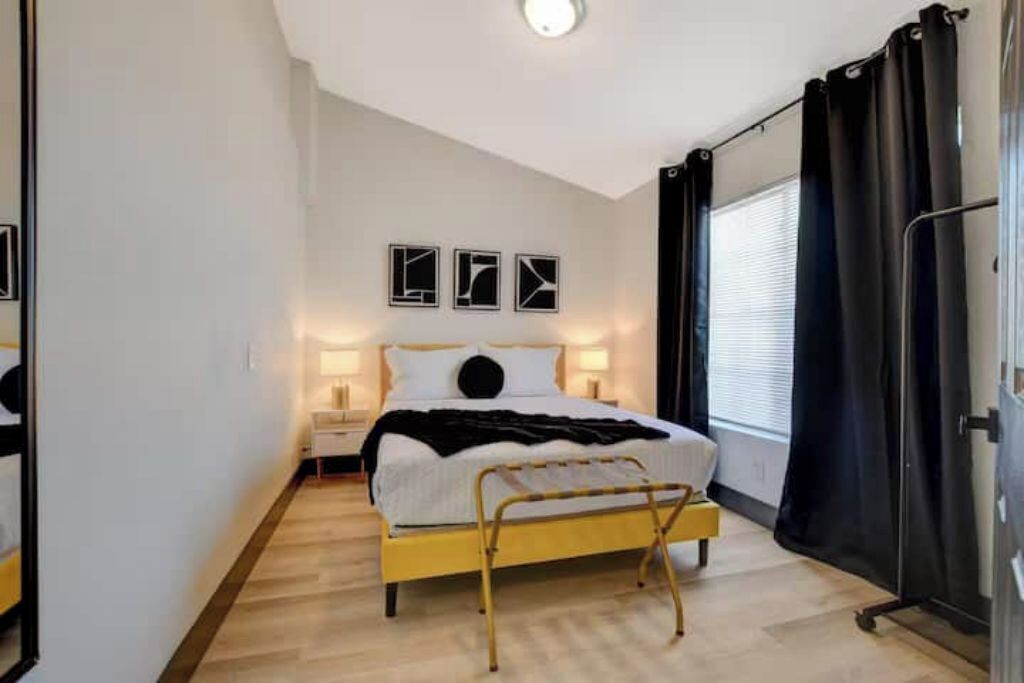 4 chambres, bureau, fer et planche à repasser, lit parapluie