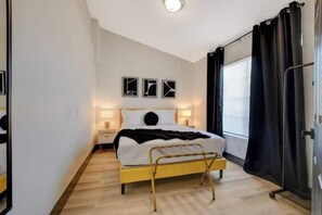 4 عدّة غرف نوم ومكتب ومكواة/لوح كي وسرير سفر