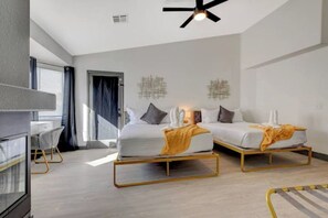 4 soverom, skrivebord, strykejern/-brett og reiseseng for barn