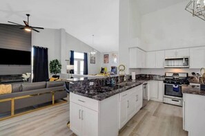 Kjøleskap, mikrobølgeovn, ovn og kokeplater