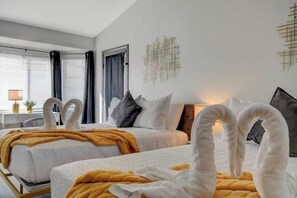 4 habitaciones, escritorio y tabla de planchar con plancha 