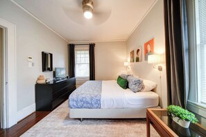 1 dormitori, escriptori i planxa i posts de planxar 