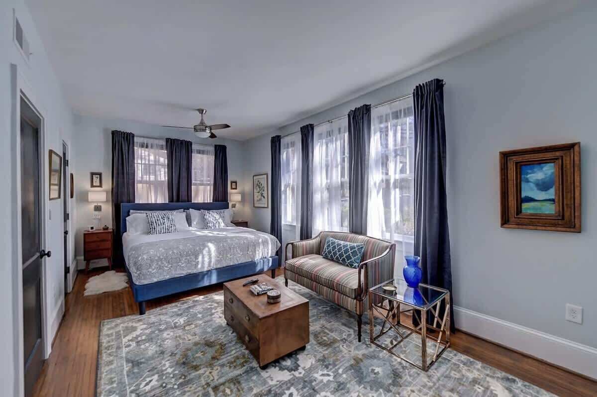 1 habitación, escritorio, tabla de planchar con plancha y cuna de viaje 