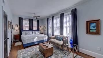 1 室のベッドルーム、デスク、アイロン / アイロン台、旅行用ベビーベッド