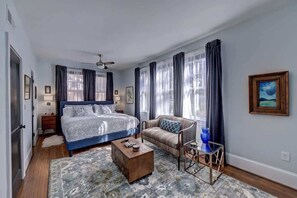 1 غرفة نوم ومكتب ومكواة/لوح كي وسرير سفر