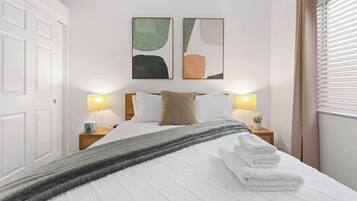 4 sovrum, skrivbord, strykjärn/strykbräda och resesäng