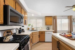 冰箱、微波炉、烤箱、炉灶