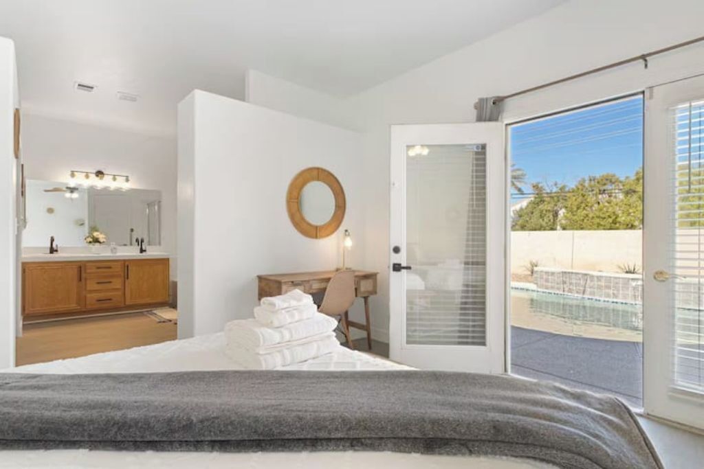 4 soverom, skrivebord, strykejern/-brett og reiseseng for barn