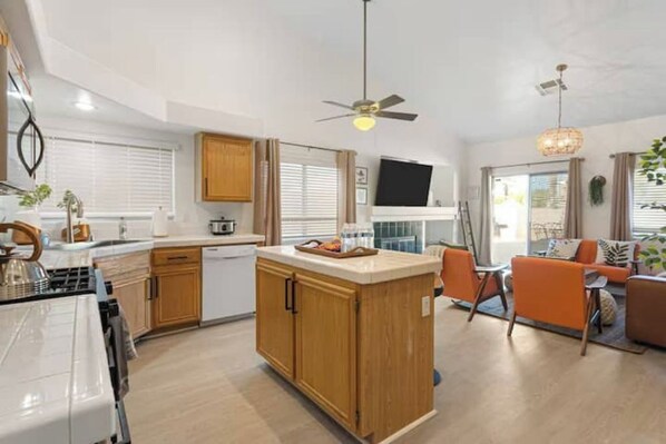 Fridge, microwave, oven, stovetop - Beautiful 4BD Escape w/ Pool, BBQ & Pool Table! (North Las Vegas)