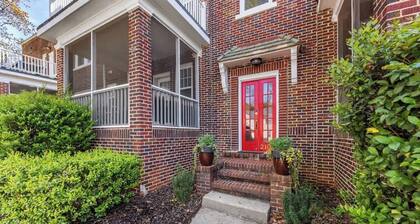 The Home Collection: Historic Step-Free 2BR, Pet Friendly & Close to Atrium CMC