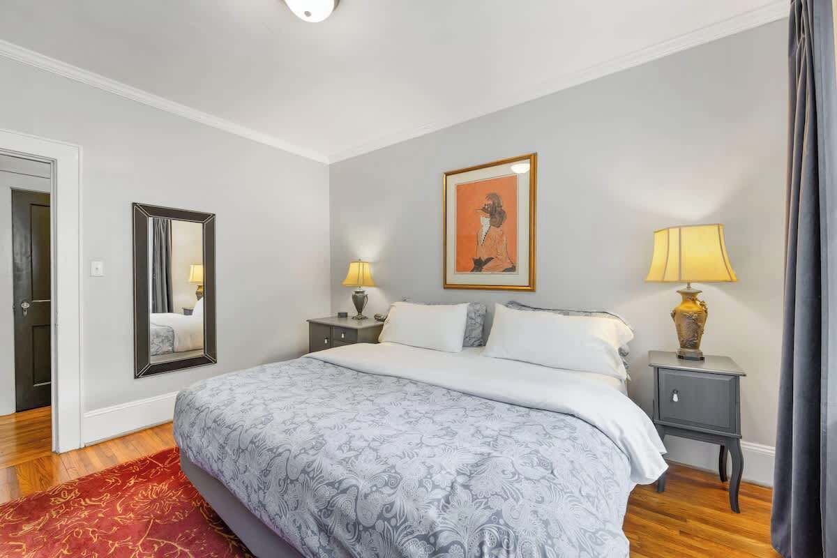 2 quartos, escrivaninha, ferros/tábuas de passar roupa, berço de viagem