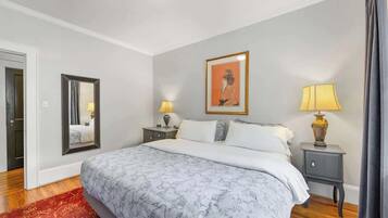 2 quartos, escrivaninha, ferros/tábuas de passar roupa, berço de viagem