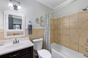 Chuveiro, secador de cabelo, toalhas de banho 