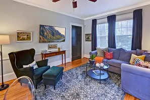 TV, offices - The Home Collection: Historic Step-Free 2BR near Latta Park & Atrium CMC (Charlotte)