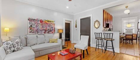 Una televisión, un reproductor estéreo, una oficina