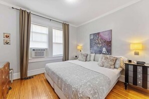 1 slaapkamer, een bureau, een strijkplank/strijkijzer, reisbedje