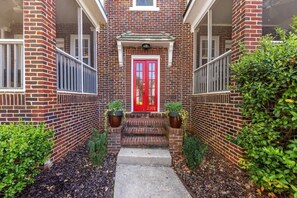 Exterior detail - Cozy Historic Dilworth Condo · King Bed · Porch (Charlotte)
