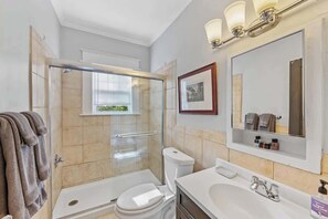 Douche, sèche-cheveux, serviettes fournies