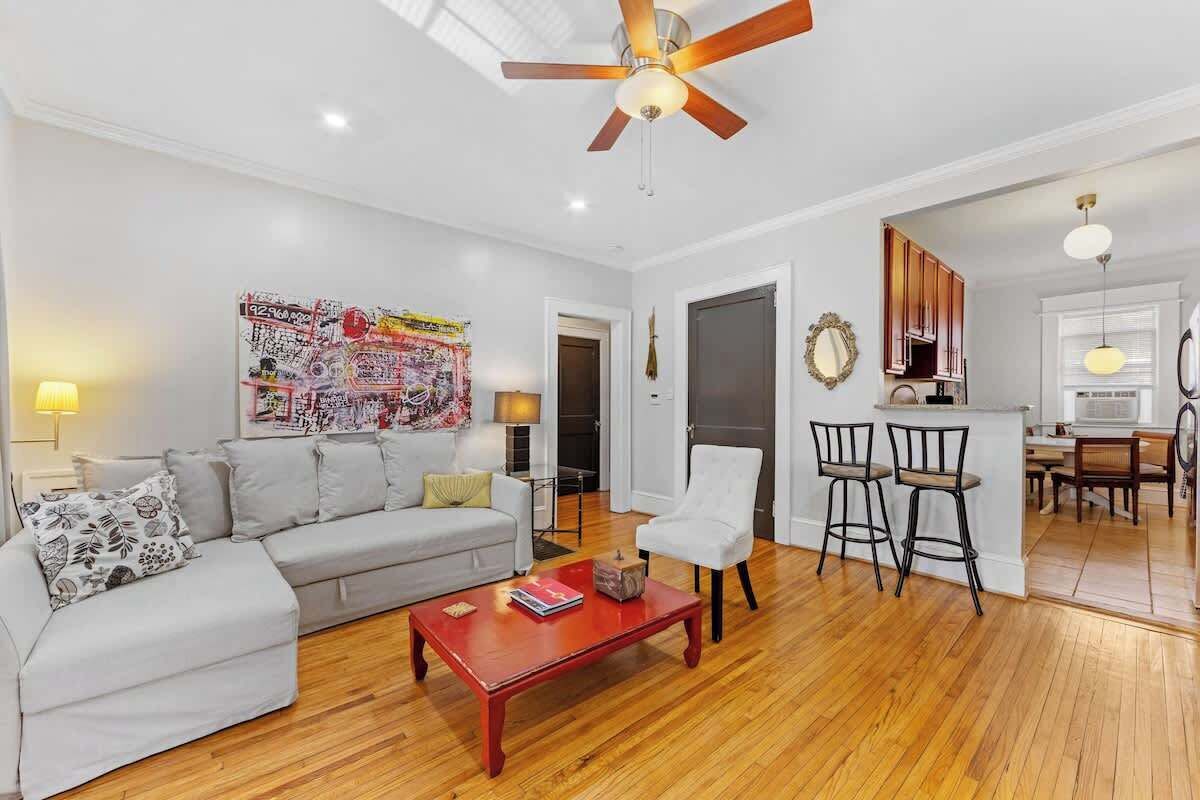 Una televisión, un reproductor estéreo, una oficina