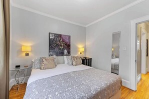 1 chambre, bureau, fer et planche à repasser, lit parapluie