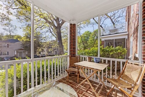 Cozy Historic Dilworth Condo · King Bed · Porch