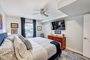 1 soverom, skrivebord, strykejern/-brett og reiseseng for barn