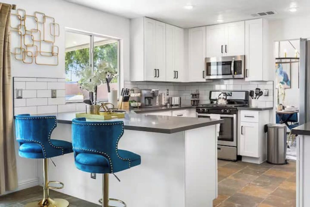 冷蔵庫、電子レンジ、オーブン、コンロ