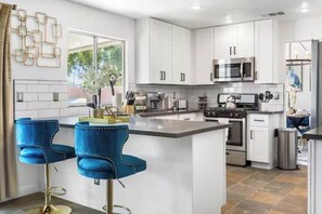 冰箱、微波炉、烤箱、炉灶