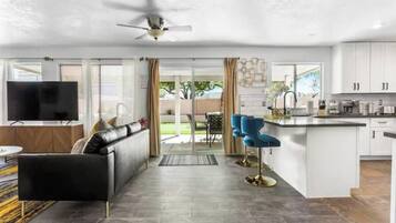 Smart TV, chimenea y tenis de mesa