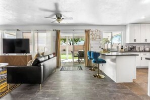 Smart TV, chimenea y tenis de mesa
