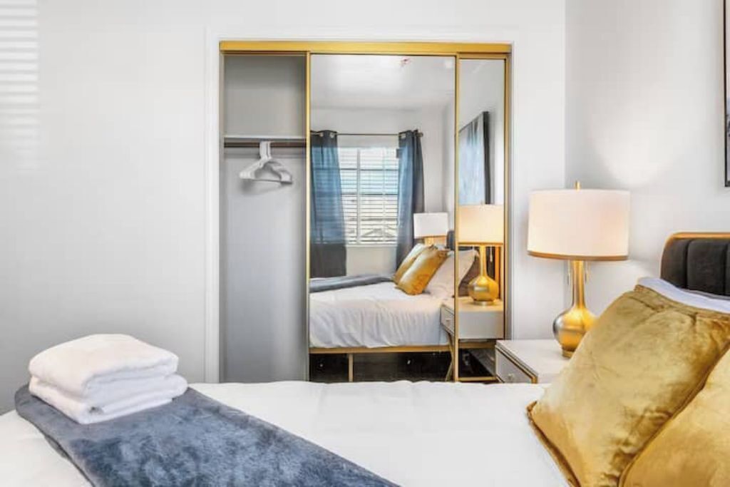 4 slaapkamers, een strijkplank/strijkijzer, reisbedje, gratis wifi