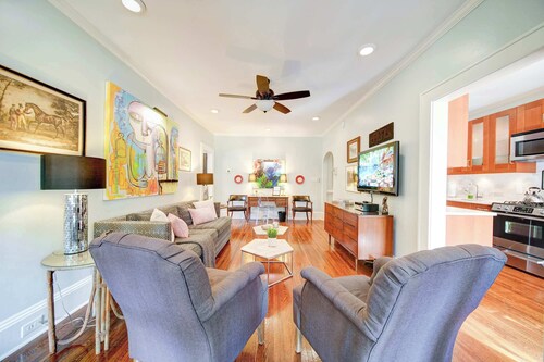 The Home Collection: Myers Park 2BR w/ Screened Porch