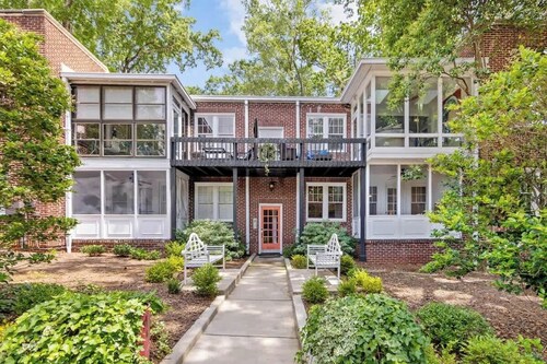 The Home Collection: Myers Park 2BR w/ Screened Porch