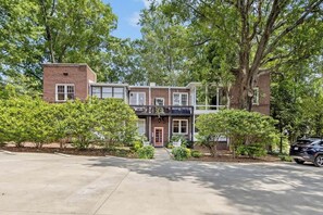 Exterior - Luxury Condo in Charlotte: 2BR, Porch & Parking (Charlotte)