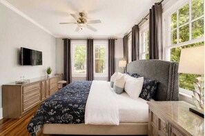 2 Schlafzimmer, Schreibtisch, Bügeleisen/Bügelbrett, Reisekinderbett