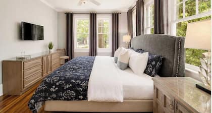 The Home Collection: Myers Park 2BR w/ Screened Porch