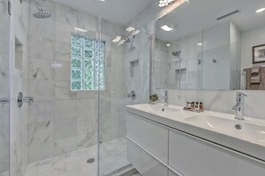 Regadera, secadora de cabello, toallas, shampoo 