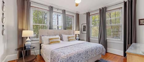 2 sovrum, skrivbord, strykjärn/strykbräda och resesäng