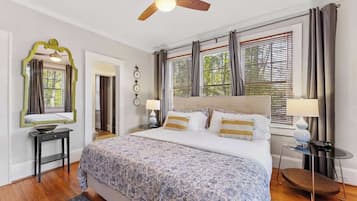 2 slaapkamers, een bureau, een strijkplank/strijkijzer, reisbedje