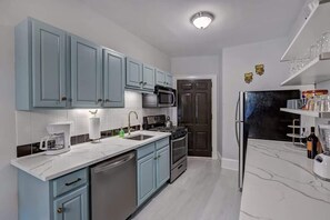 Fridge, microwave, oven, stovetop - Luxurious 6BR, 4 King Condos | Historic Elizabeth (Charlotte)
